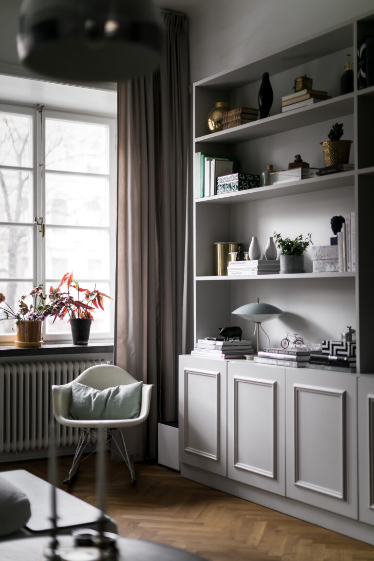 Renomate_lägenhetsrenovering_kungsholmen_platsbyggd_bokhylla_renomate