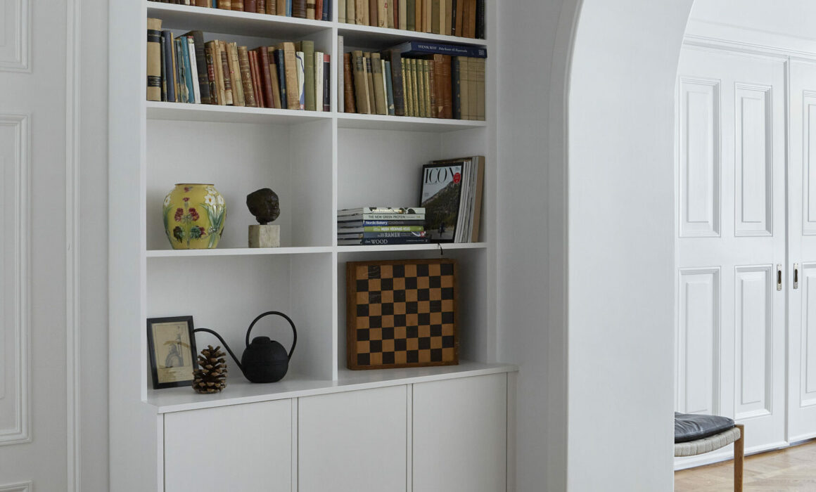 Lägenhetsrenovering med platsbyggd bokhylla