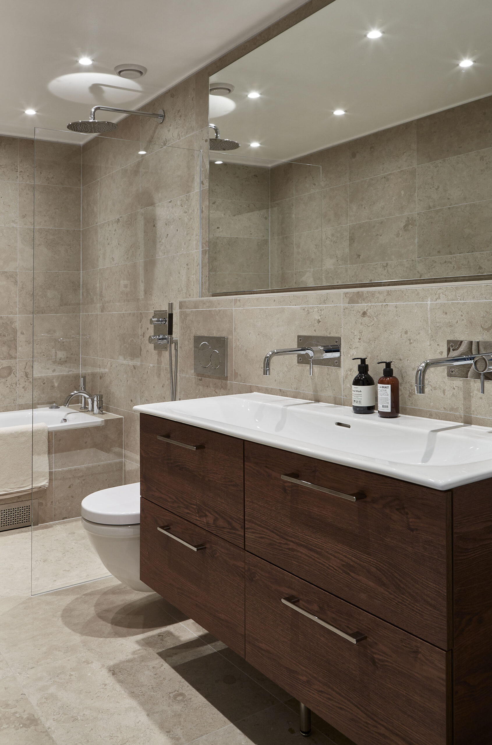 Renomate_badrumsrenovering_granitkeramik_norrvange