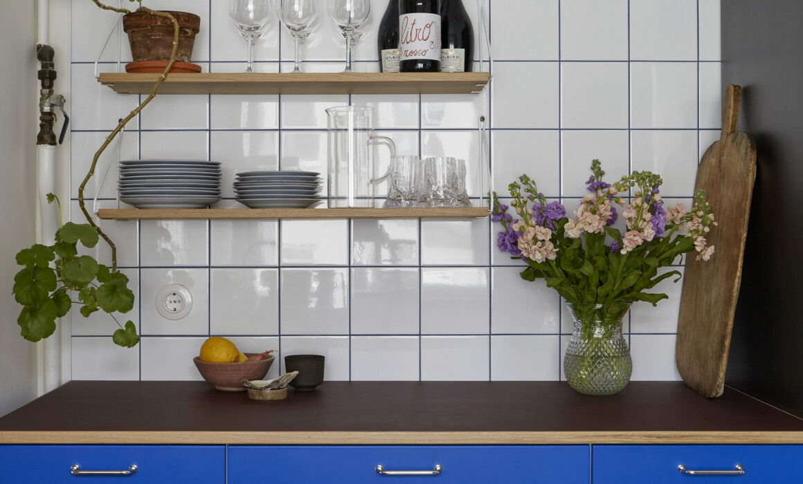 Köksrenovering kaklad vägg med hyllor