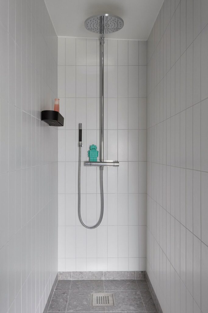 Helrenovering-badrum-Taby-med-vitt-kakel