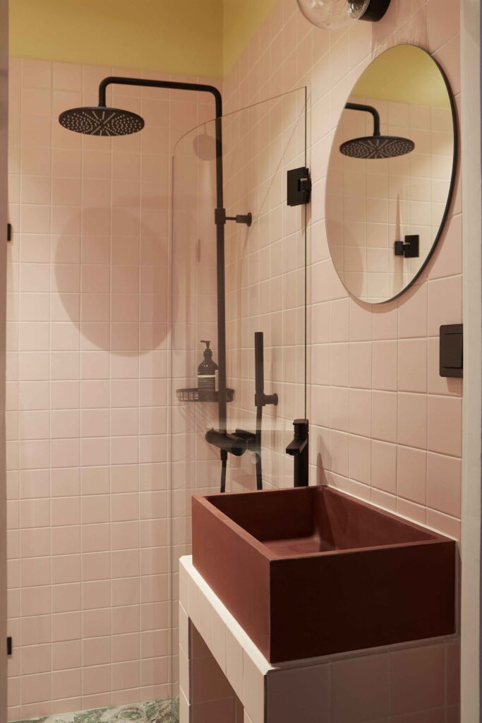 Badrumsrenovering med rosa kakel
