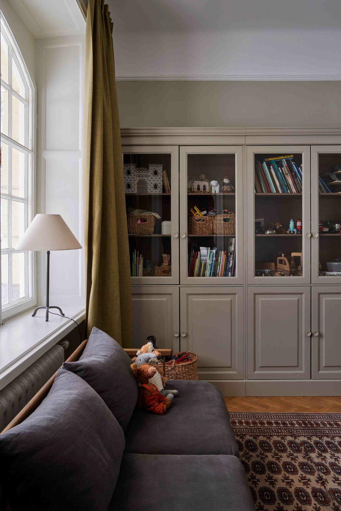 otalrenovering-sekelskifteslagenhet_bokhylla