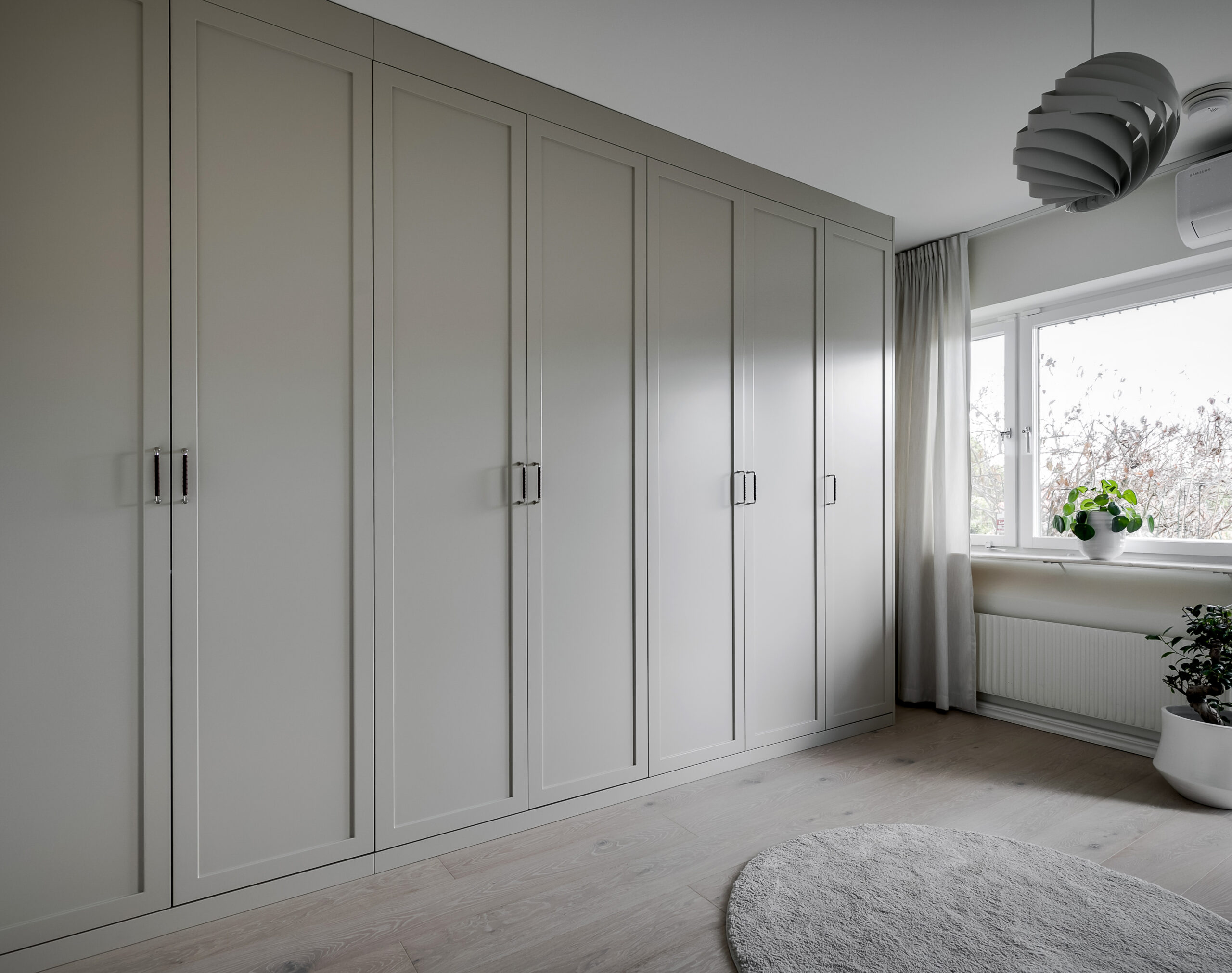 Picky_Living_Platsbyggda_Garderober_Grå